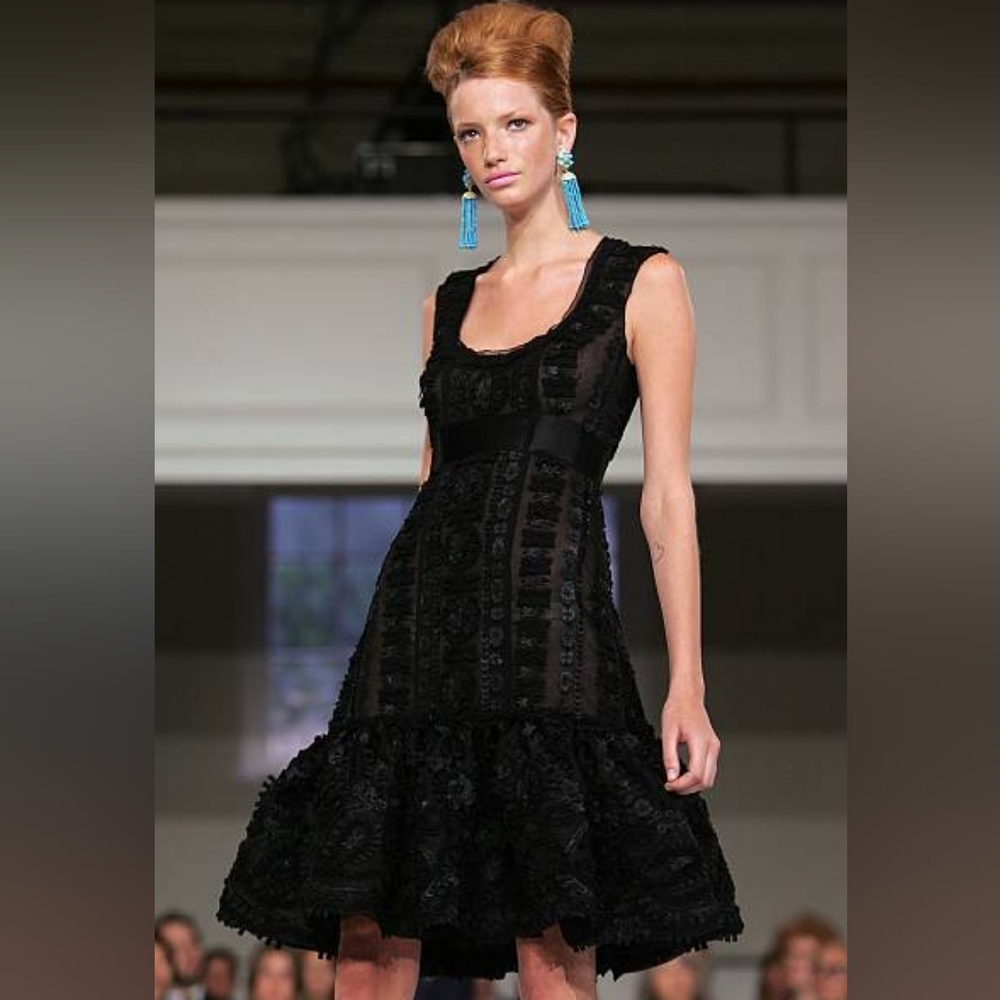 □$4,300 OSCAR DE LA RENTA SILK BEAD LACE RUNWAY DRESS US S